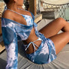 Conjunto bikini tanga con camiseta manga larga y pareo estampado